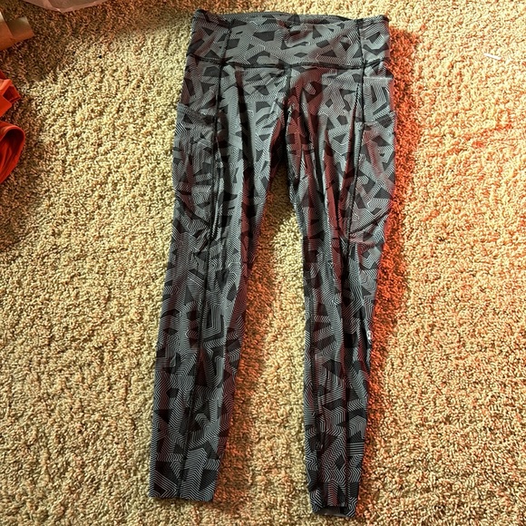 Five pair of Lulu lemon size 8 - Picture 10 of 16